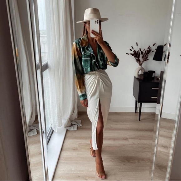 ZARA BLOGGERS FAV Satin Effect Skirt with Knot NWT - Picture 4 of 8